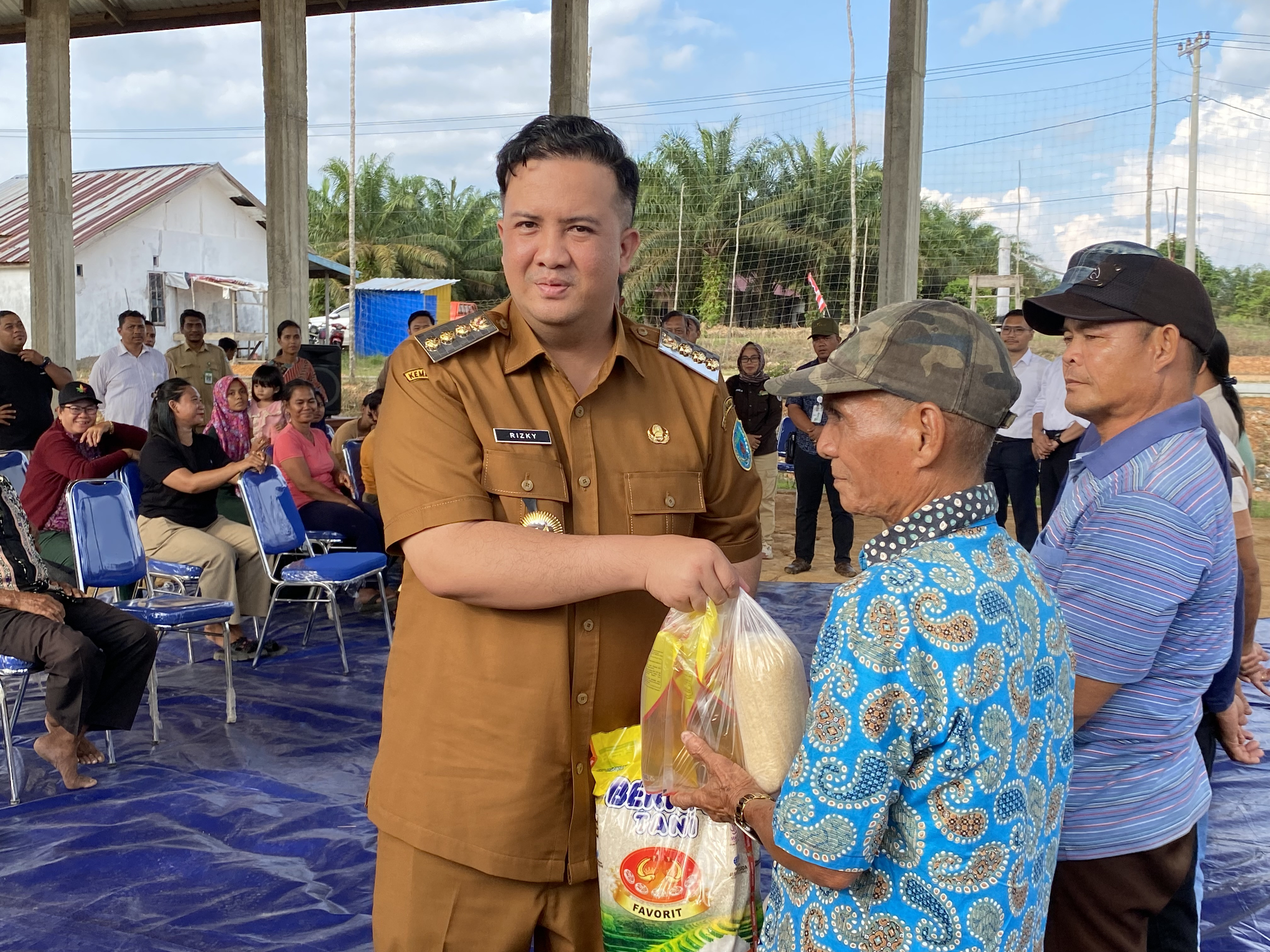 Penyerahan Bantuan Pasar Murah Gubernur Kalimantan Tengah Oleh Bupati Lamandau